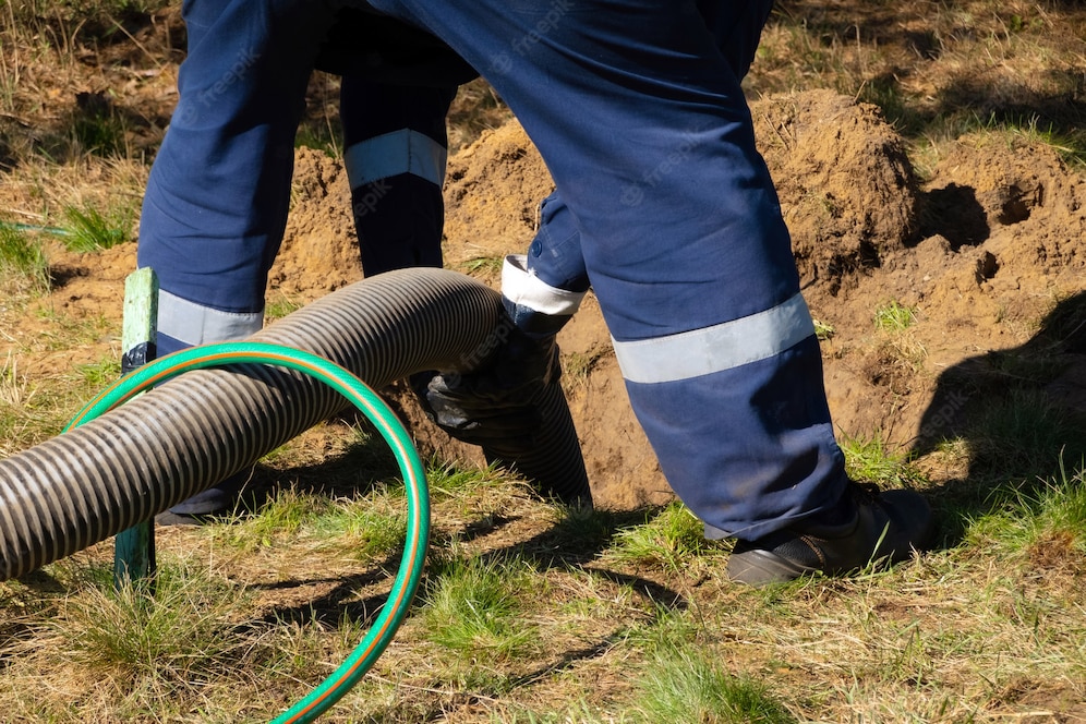 Trabajador Hombre Sosteniendo Tubo Proporcionando Servicio Limpieza Alcantarillado Al Aire Libre Maquina Bombeo Aguas Residuales Destapando Boca Acceso Trabajador Hombre Sosteniendo Tubo Proporcionando Servicio Limpieza Alcantarillado Al Aire Libre Maquina Bombeo Aguas Residuales Destapando Boca Acceso